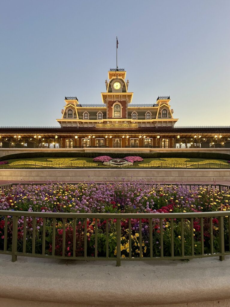 Magic Kingdom rope drop front gate for early entry park hours